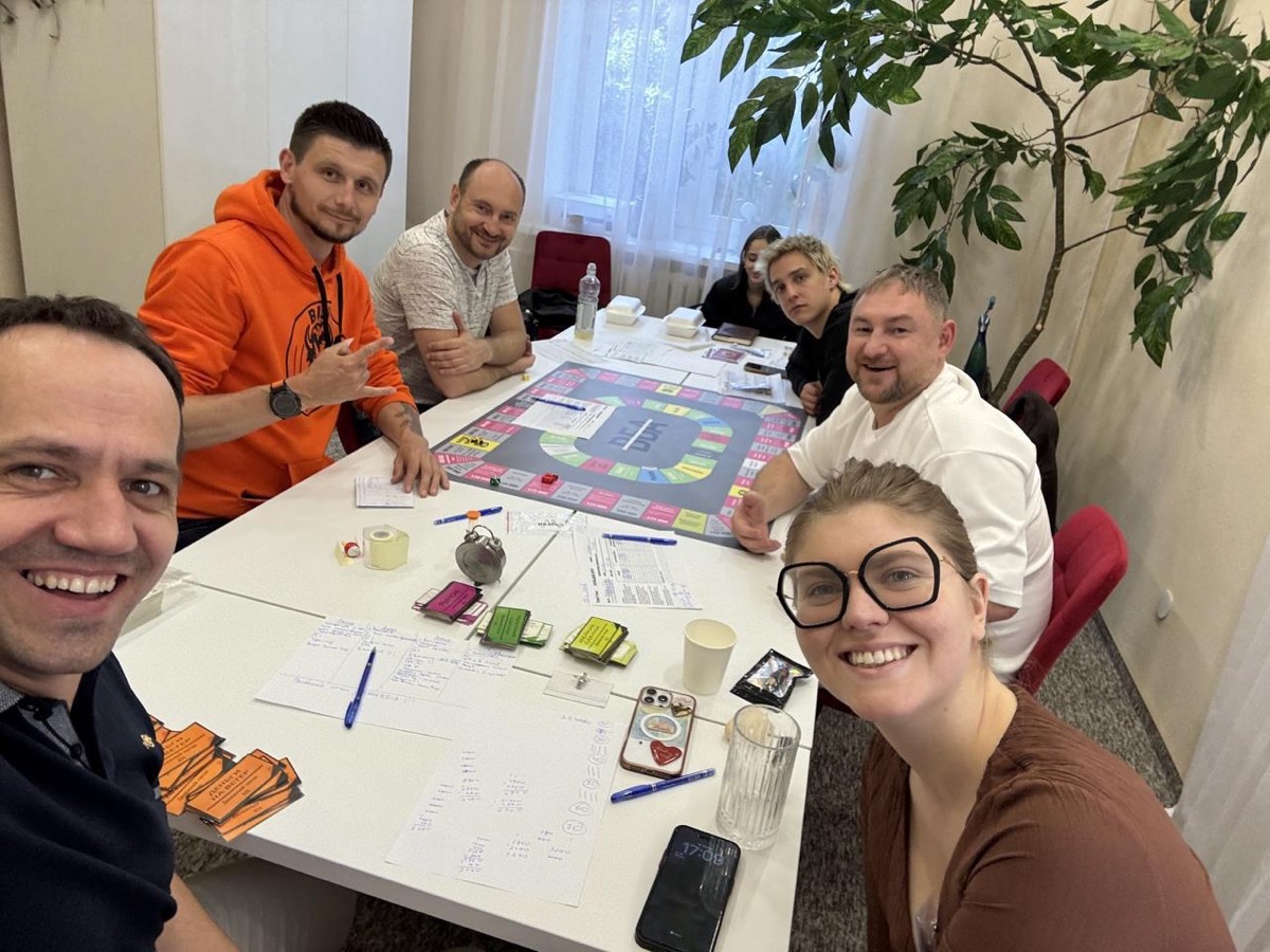 Группа за игрой CashFlow в Варшаве